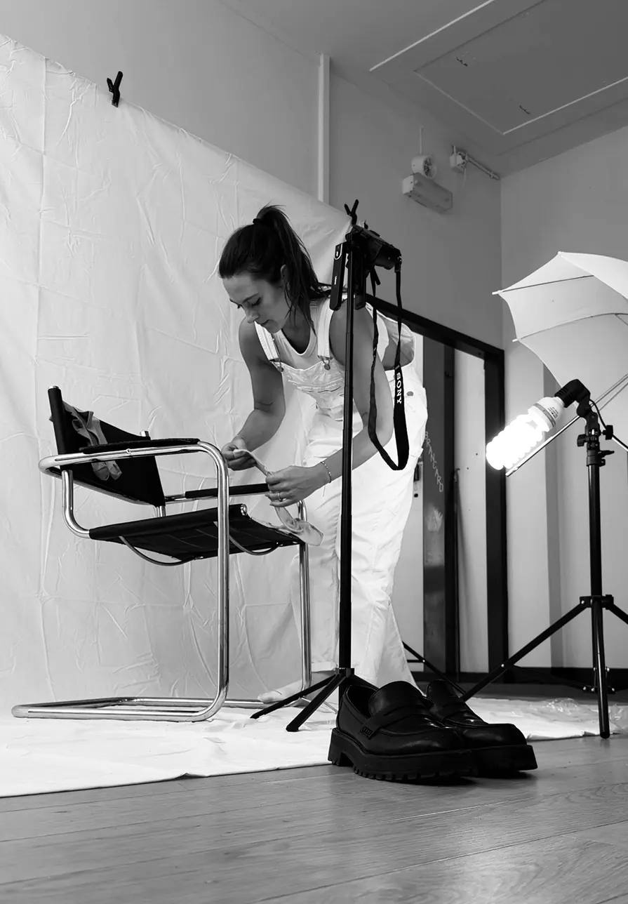 Chloé prépare un shooting photo en studio