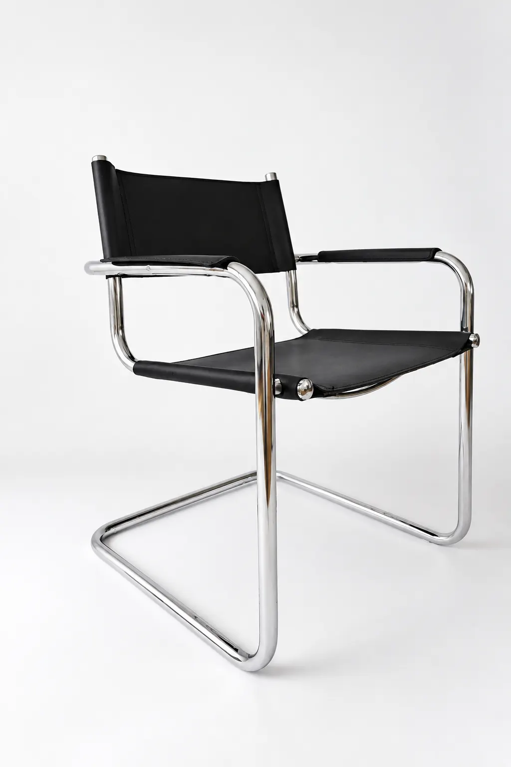 Fauteuil cantilever en cuir noir et chrome, photo noir et blanc